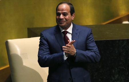 © Reuters. Egypt's President Abdel Fattah al-Sisi acknowledges applause as he takes the stage before his address to the 69th United Nations General Assembly at U.N. headquarters in New York