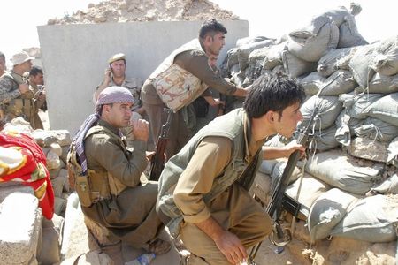 © Reuters. Combatentes turcos peshmerga enfrentam militantes do Estado Islâmico na cidade de Daquq, ao sul de Kirkuk, no Iraque