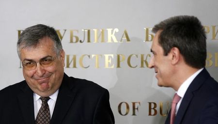 © Reuters. Bulgaria's interim Prime Minister Bliznashki smiles next to outgoing Prime Minister Oresharski during a ceremony in Sofia