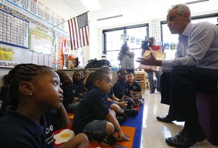 © Reuters. Emanuel speaks to children in a grade one class at Bernhard Moos Elementary School in Chicago