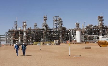 © Reuters. مسؤولون: الجزائر ترسي امتيازات 4 مناطق للنفط والغاز