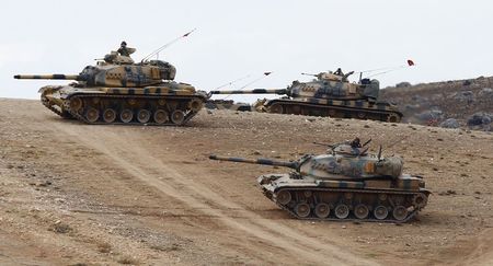 © Reuters. زعيم كردي سوري يحذر من مذبحة في كوباني اذا لم تصل الاسلحة