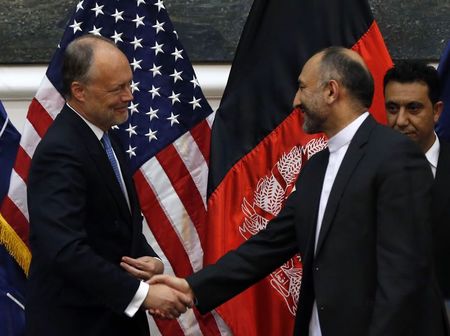 © Reuters. أفغانستان وأمريكا توقعان اتفاقا أمنيا ثنائيا