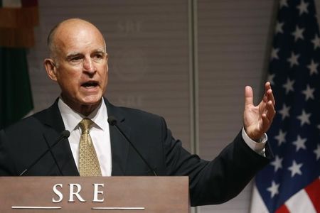 © Reuters. California Governor Jerry Brown speaks during a news conference at Memoria y Tolerancia museum in Mexico City