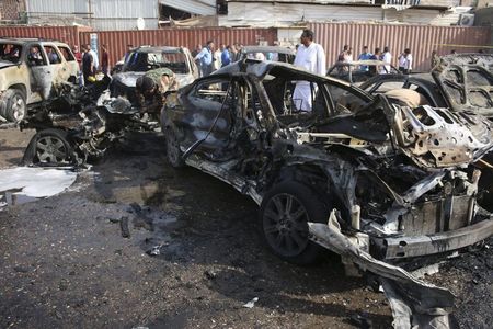 © Reuters. مسعفون وشرطة: مقتل 25 شخصا على الأقل في هجمات بأحياء غالبية سكانها شيعة ببغداد