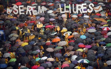 © Reuters. La Generalitat de Cataluña anuncia que retira la campaña oficial del 9N