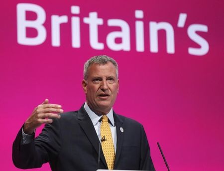 © Reuters. New York's Mayor Bill de Blasio speaks at Britain's opposition Labour Party's conference in Manchester