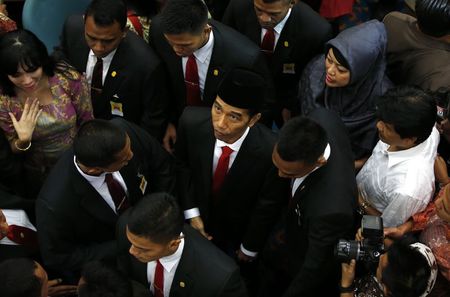 © Reuters. Indonesia's president-elect and current Jakarta Governor Joko Widodo looks up as he leaves a swearing-in ceremony of new local legislators at the city council in Jakarta