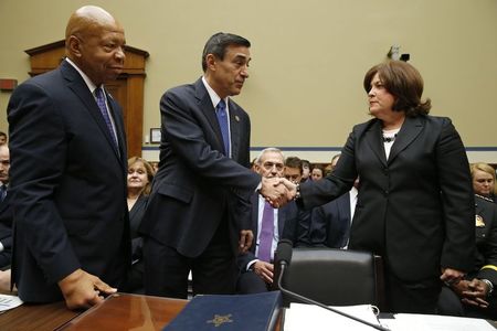 © Reuters. House Oversight and Government Reform Committee Chair Darrell Issa and ranking member Elijah Cummings greet U.S. Secret Service Director Julia Pierson at the start of hearing in Washington