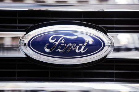 © Reuters. A Ford logo is seen on the grill of a 2015 F-150 truck outside the New York Stock Exchange in the Manhattan borough of New York