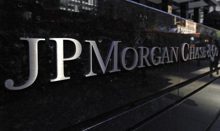 © Reuters. JP Morgan Chase & Co sign outside headquarters in New York