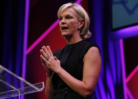 © Reuters. Elisabeth Murdoch gestures during a rehearsal of her MacTaggart Lecture during the Edinburgh International Television Festival in Edinburgh