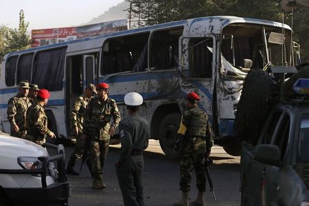 © Reuters. مقتل 7 على الاقل في تفجيرين انتحاريين لطالبان استهدفا مركبتين للجيش الافغاني