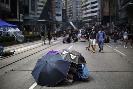 © Reuters. Ni la lluvia ni los truenos detienen a los manifestantes en Hong Kong