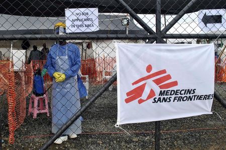 © Reuters. CRONOLOGÍA- El peor brote de ébola prueba la capacidad de respuesta mundial