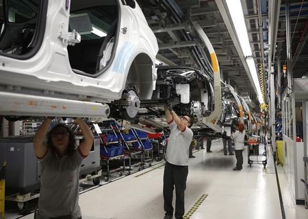 © Reuters. Workers assemble vehicles on the assembly line of the SEAT car factory in Martorell