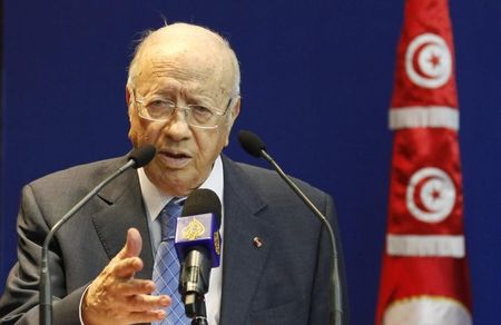© Reuters. شبهة التزوير تخيم على الانتخابات الرئاسية في تونس قبل شهرين من بدئها