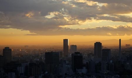 © Reuters. High-rise buildings are seen during sunset in Tokyo