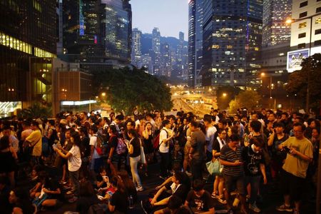 © Reuters. استمرار الاحتجاجات في هونج كونج وتأهب بمناسبة العيد الوطني للصين