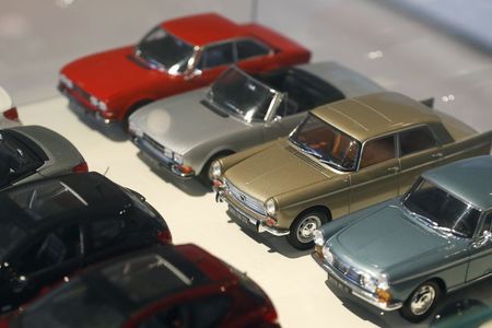 © Reuters. File photo of Peugeot miniature model vintage cars lined-up at French carmaker PSA Peugeot Citroen headquarters in Paris
