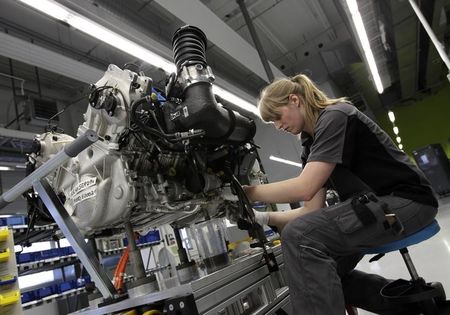 © Reuters. Operária trabalha em uma linha de montagem de carros da marca Porsche, em Stuttgart-Zuffenhausen, na Alemanha