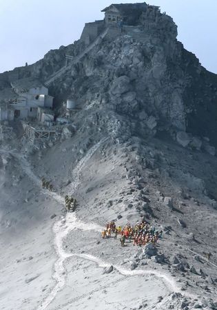 © Reuters. La cifra de muertos en el volcán japonés sube a 48, la peor en 88 años