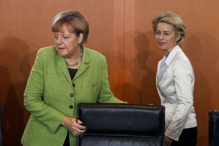 © Reuters. German Chancellor Merkel and Defence Minister von der Leyen attend cabinet meeting at Chancellery in Berlin