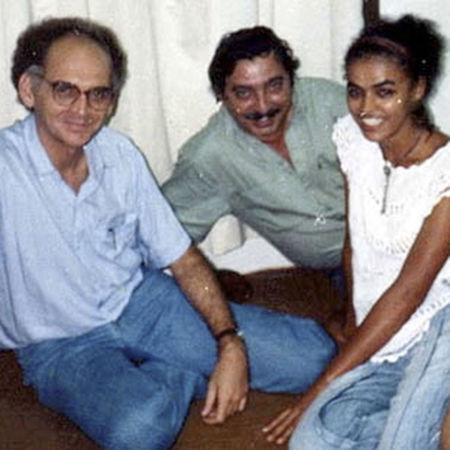 © Reuters. Presidential candidate Marina Silva for the Brazilian Socialist Party smiles next to environmental activist Mendes and writer-historian Gregorio Filho in Rio Branco