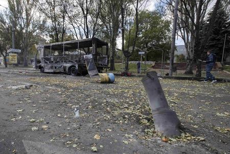 © Reuters. The remains of a rocket shell is seen in front of a burnt-out bus on a street in Donetsk, eastern Ukraine