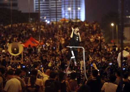 © Reuters. Joshua Wong, líder do movimento estudantil, discursa durante protesto no centro financeiro de Hong Kong