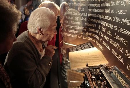 © Reuters. Holocaust survivors view letter written by Adolf Hitler at the Museum of Tolerance in Los Angeles