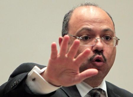 © Reuters. وزير مصري: عجز موازنة 2013-2014 بلغ 12.5-12.6% من الناتج المحلي