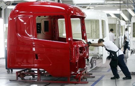 © Reuters. Operário trabalha em linha de montagem de caminhões da marca Scania, em São Bernardo do Campo, São Paulo 