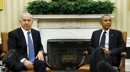 © Reuters. U.S. President Barack Obama meets with Israel's PM Benjamin Netanyahu at the White House in Washington