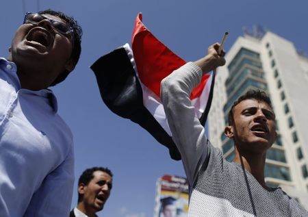 © Reuters. Protesters shout slogans as they demonstrate to demand for the rebels of the Shi'ite Houthi movement to leave Yemen's capital Sanaa