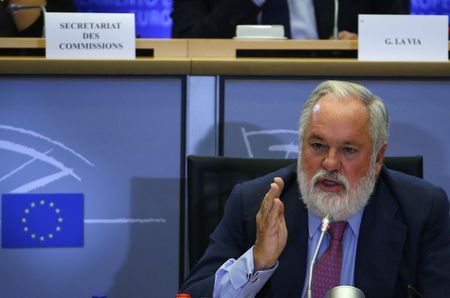 © Reuters. Arias Cañete encara críticas del Parlamento Europeo