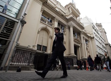 © Reuters. Um homem fala ao telefone enquanto passa em frente ao prédio do Banco Central da Argentina, em Buenos Aires.