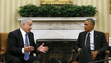 © Reuters. U.S. President Barack Obama meets with Israel's PM Benjamin Netanyahu at the White House in Washington