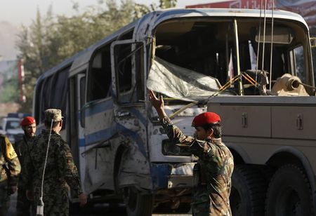 © Reuters. مقتل 3 في تفجير انتحاري استهدف حافلة للجيش الافغاني في كابول