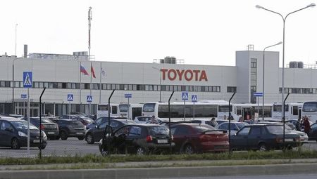 © Reuters. Вид на завод  Toyota Motor Corp в Санкт-Петербурге