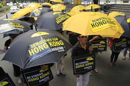 © Reuters. El líder de Hong Kong juega a esperar mientras protestas piden su renuncia