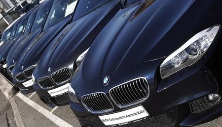 © Reuters. Cars of German luxury car maker BMW are displayed for sale at a dealer in Miesbach