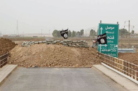 © Reuters. Islamic State flags flutter on the Mullah Abdullah bridge in Kirkuk
