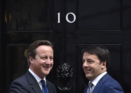 © Reuters. David Cameron e  Matteo Renzi oggi a Downing Street, Londra