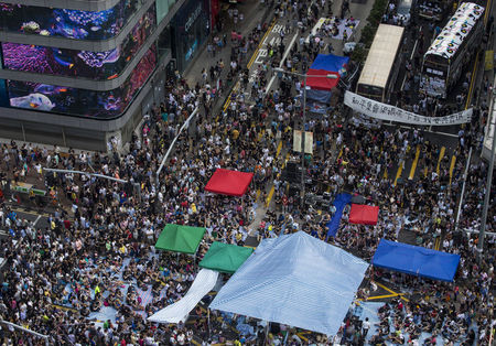 © Reuters. هونج كونج تحث على وقف الاحتجاجات وتحذر من احتلال المباني الحكومية