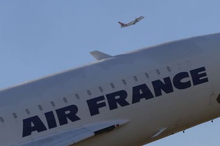 © Reuters. AIR FRANCE-KLM, DANS LE ROUGE À LA MI-SÉANCE