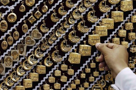 © Reuters. Золотые украшения в ювелирном магазине в Мекке