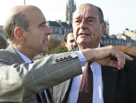 © Reuters. Former France's President Chirac speaks with Alain Juppe, former French Prime Minister and Mayor of Bordeaux, during his visit in Bordeaux