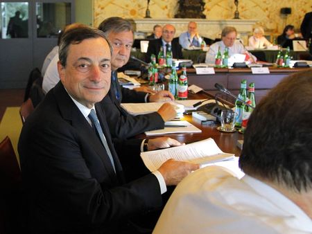 © Reuters. Presidente do Banco Central Europeu, Mario Draghi, em reunião do BCE em Nápoles