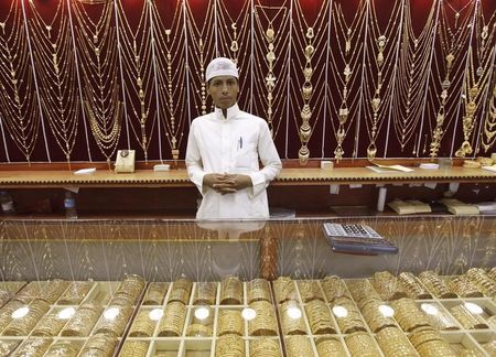 © Reuters. تراجع مبيعات الذهب في مكة مع استمرار تأثير الربيع العربي